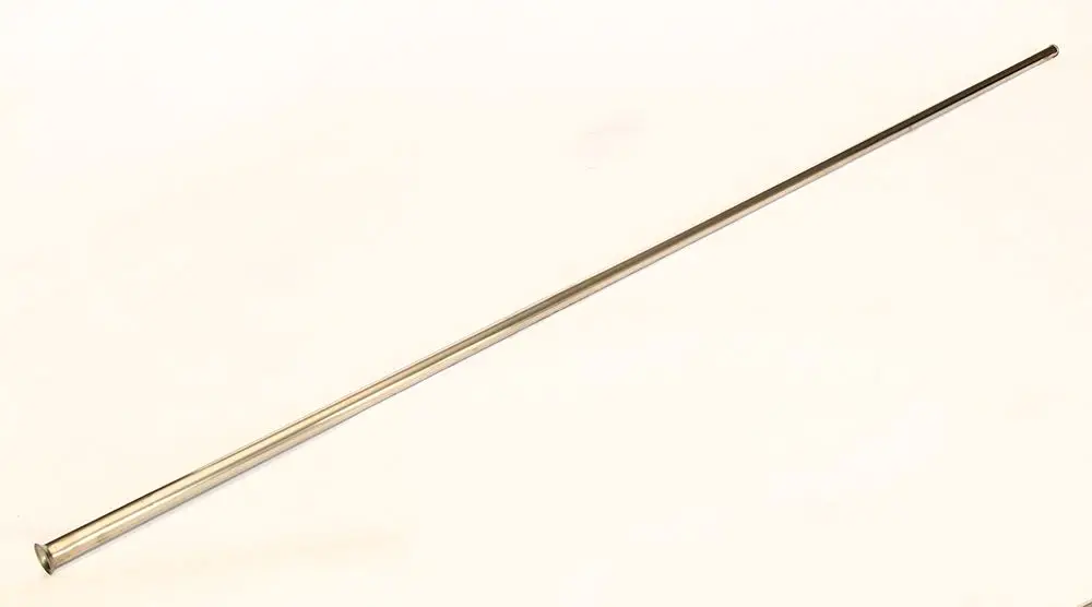 Glattes, langes Metallrohr mit einem größeren Ende, vermutlich ein Fühler-Tauchrohr von Daikin, auf hellem Hintergrund.
